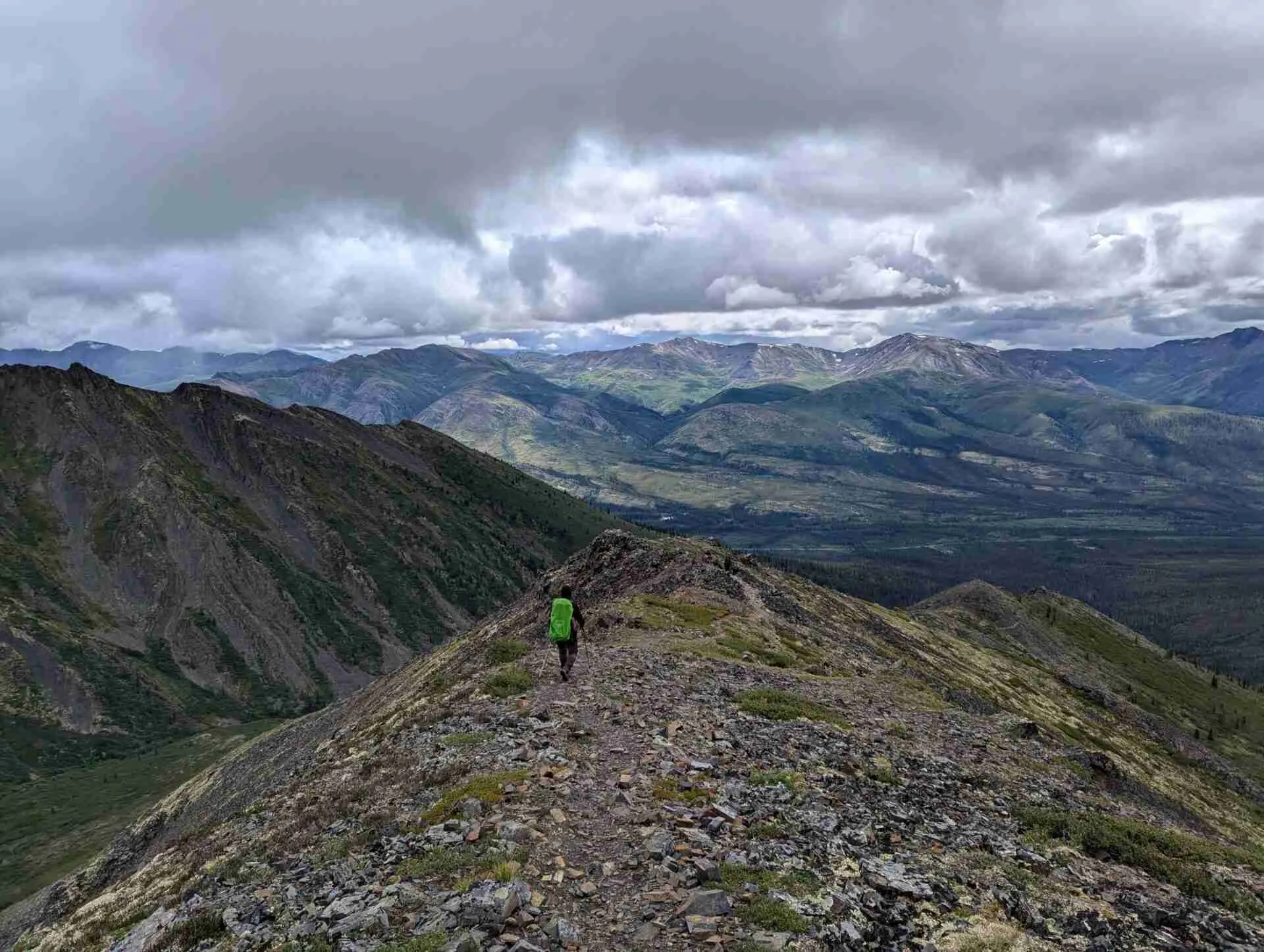 Randonnée sur le sentier du lac Grizzly dans le parc territorial Tombstone, au Yukon